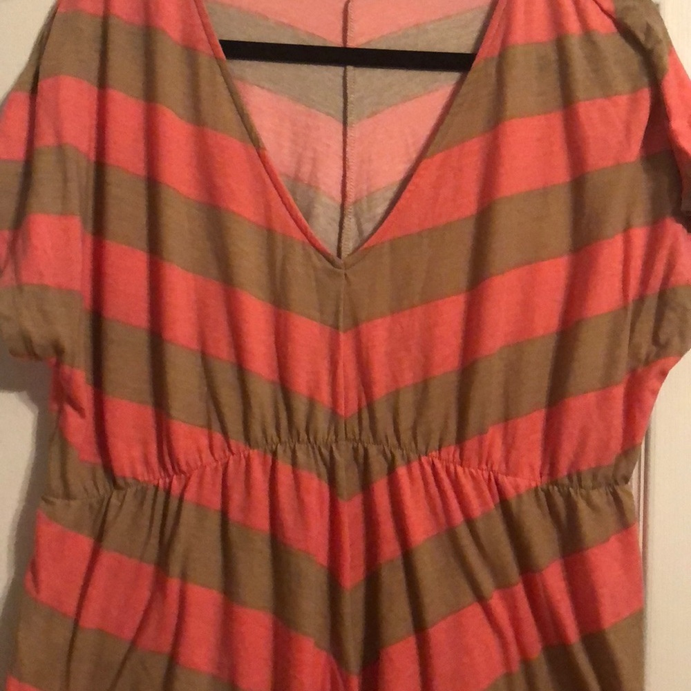 Short sleeve summer dress. Pink and brown chevron
